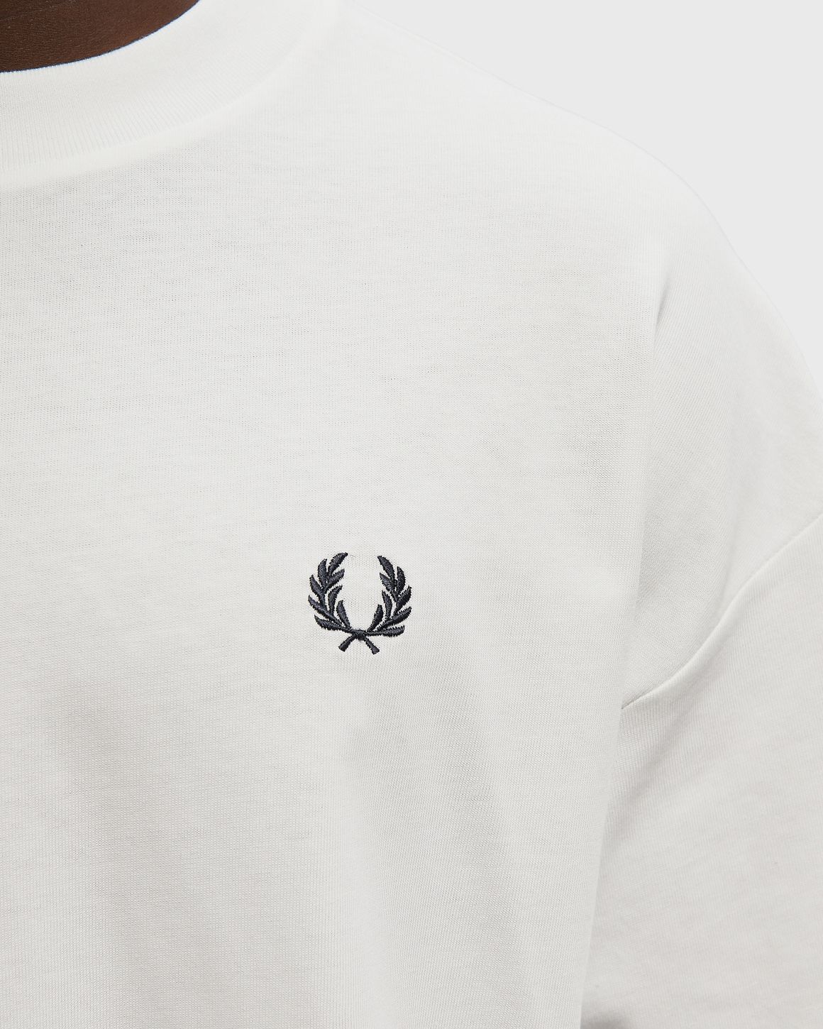 Fred Perry BACK PRINT LRL WREATH T-SHIRT – Ansicht 4