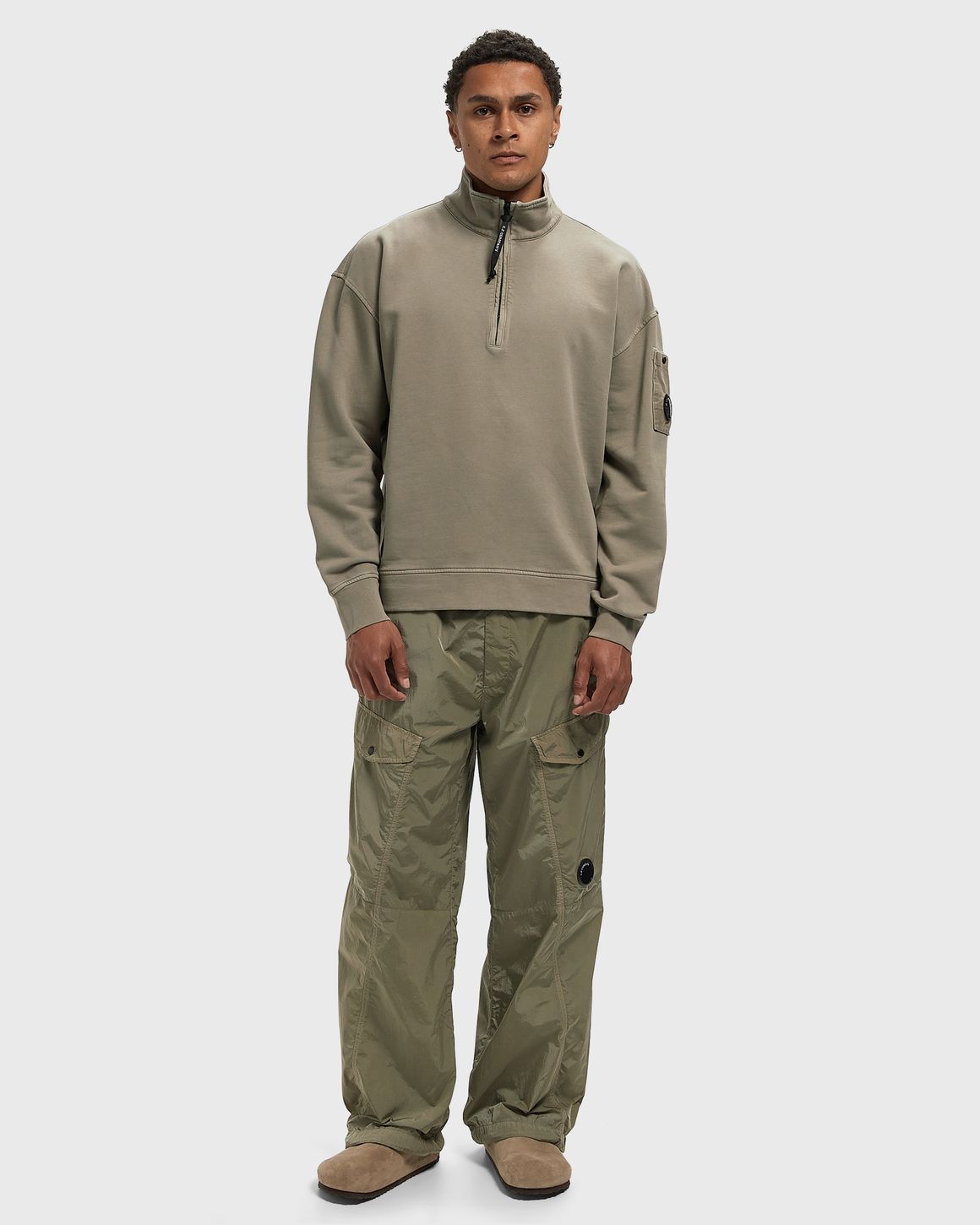C.P. Company BRUSHED AND EMERIZED DIAGONAL FLEECE MIXED BOXY HALF ZIP LENS SWEATSHIRT – Ansicht 2
