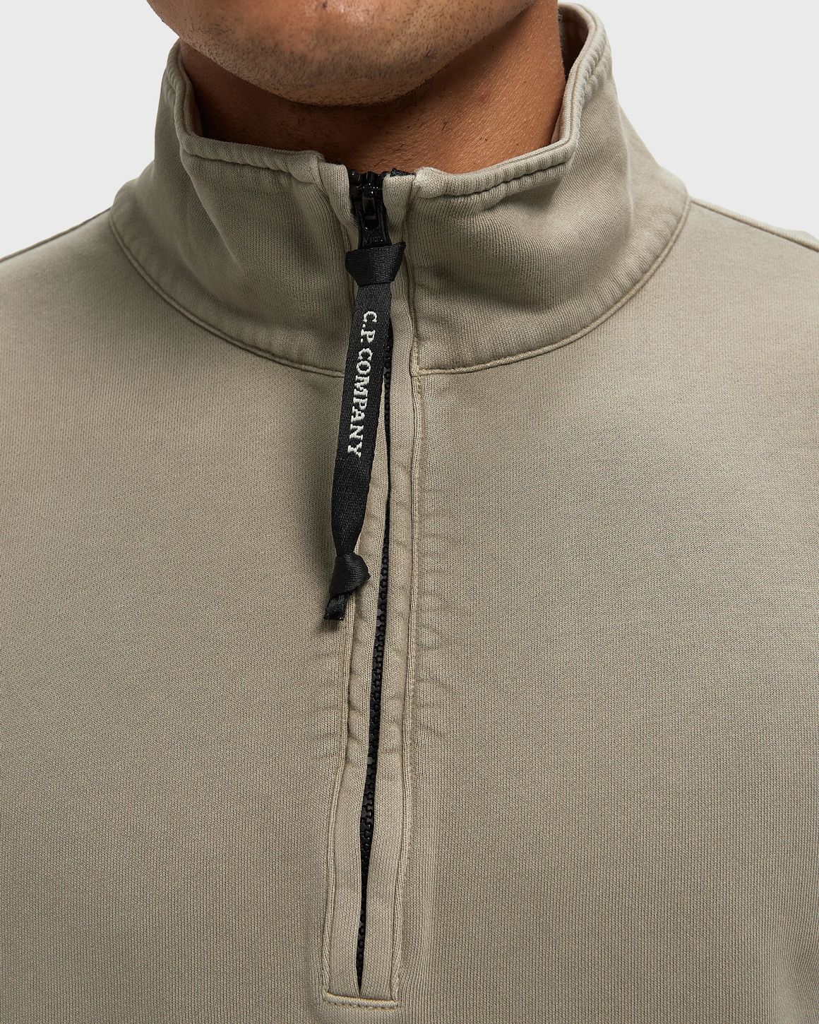 C.P. Company BRUSHED AND EMERIZED DIAGONAL FLEECE MIXED BOXY HALF ZIP LENS SWEATSHIRT – Ansicht 3