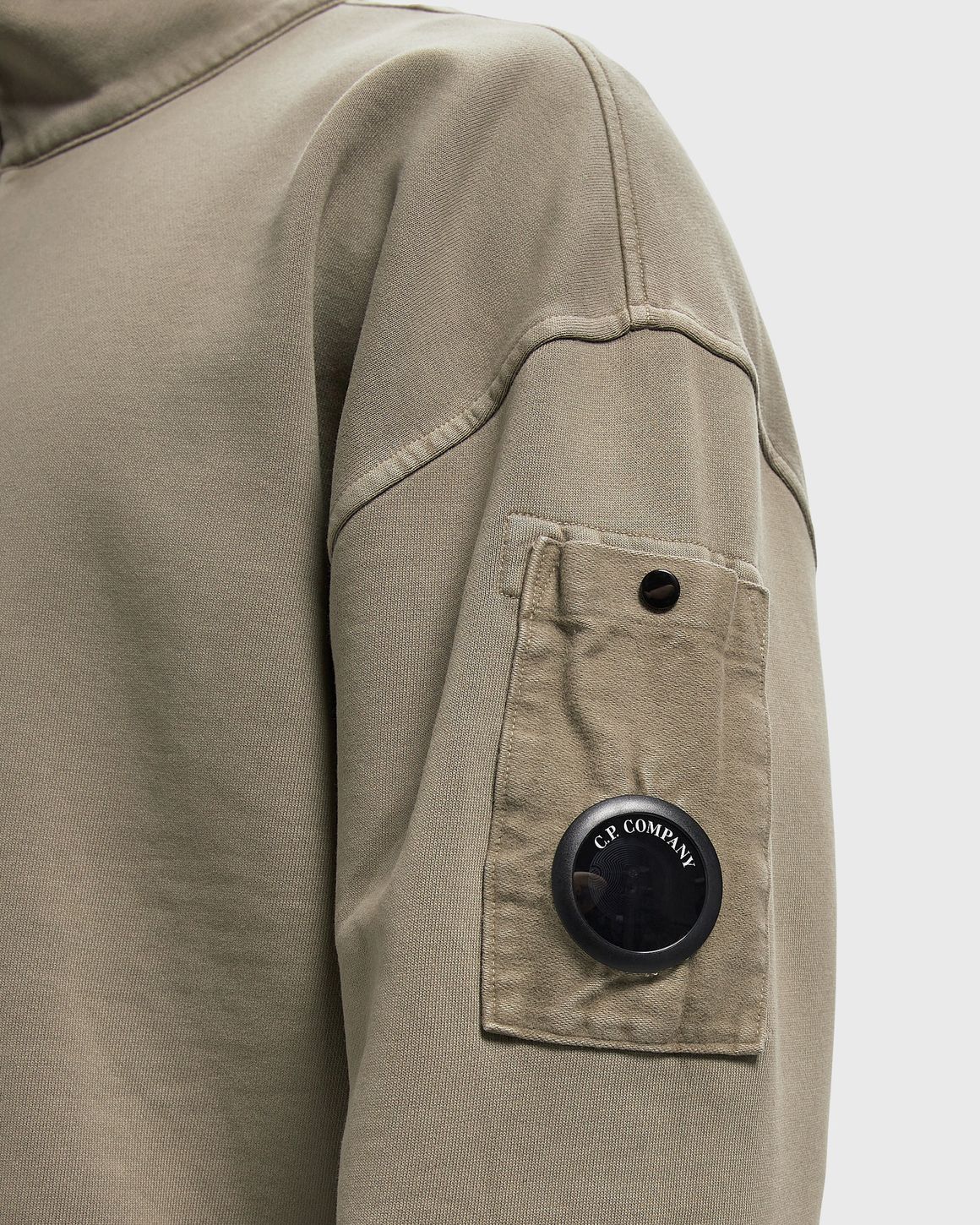C.P. Company BRUSHED AND EMERIZED DIAGONAL FLEECE MIXED BOXY HALF ZIP LENS SWEATSHIRT – Ansicht 4