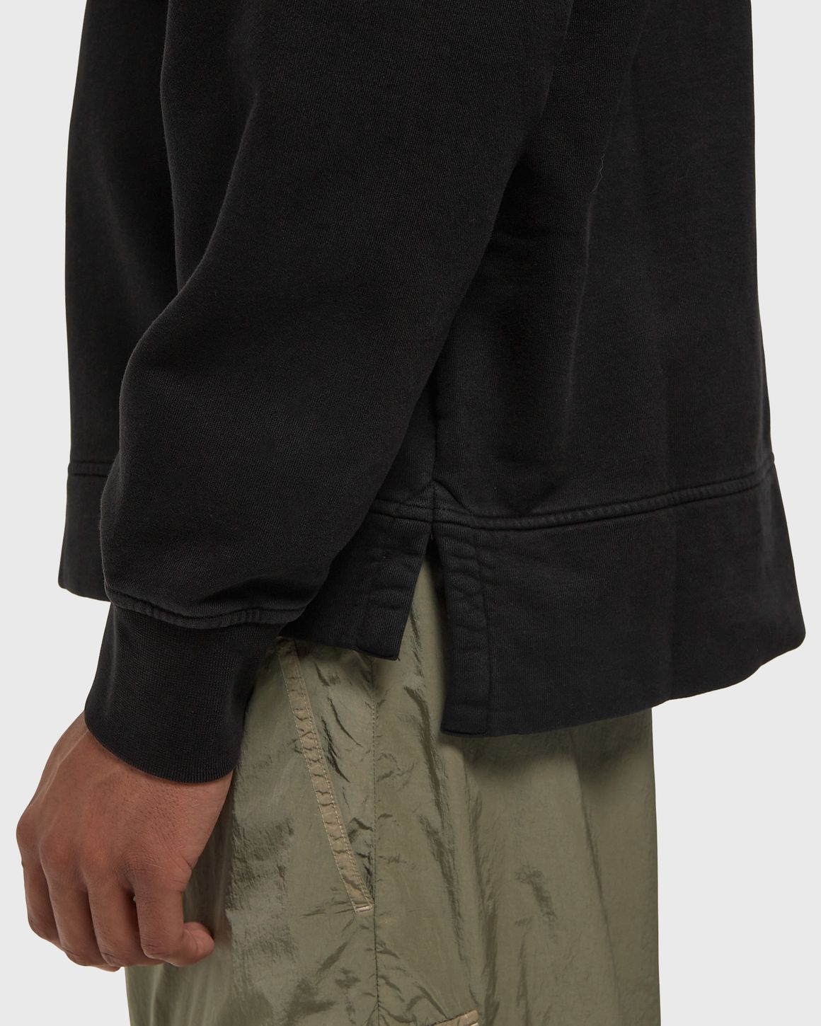 C.P. Company BRUSHED AND EMERIZED DIAGONAL FLEECE MIXED BOXY HALF ZIP LENS SWEATSHIRT – Ansicht 4